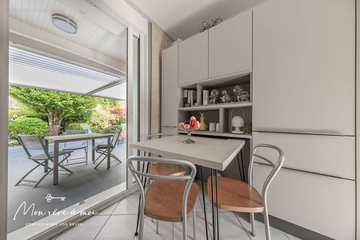 Maison lumineuse, au calme et en parfait état de 173m2, avec jardin, terrasses et parkings - photo 4