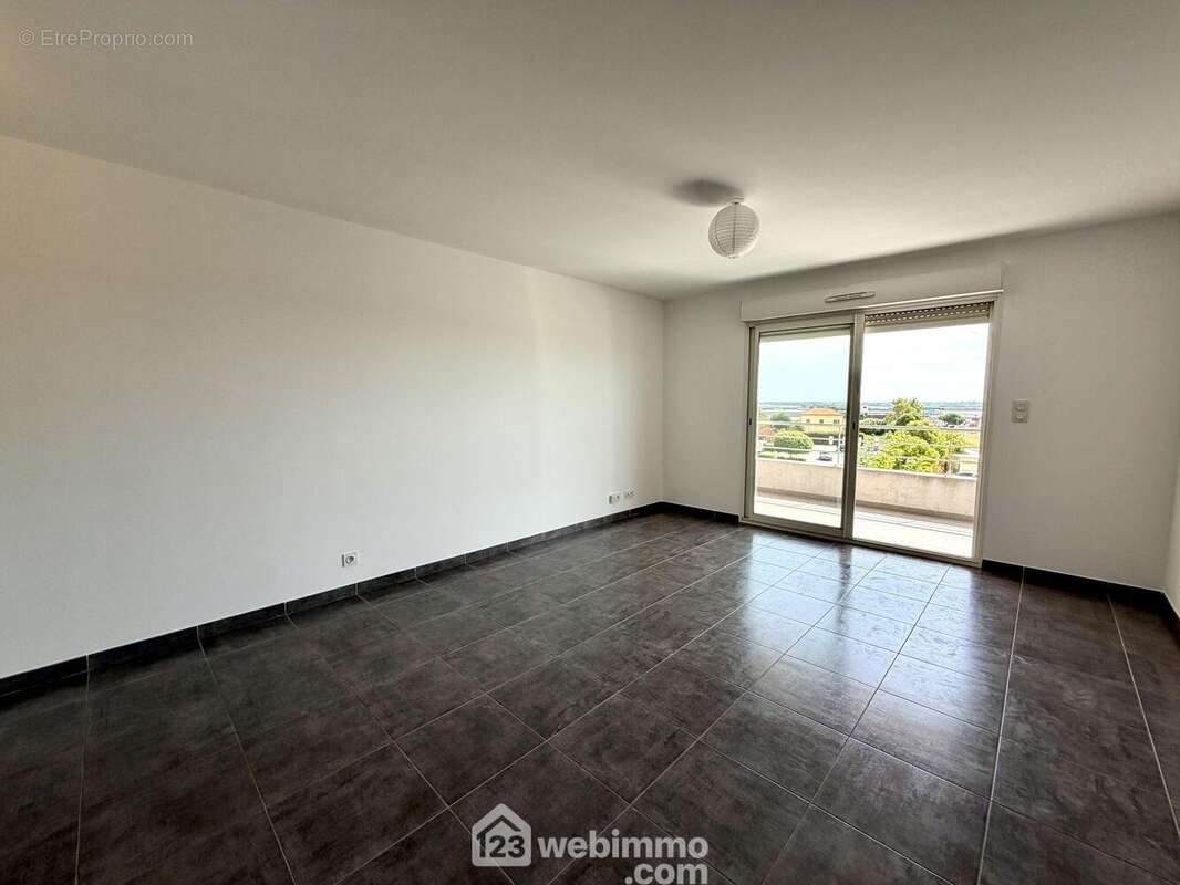 Pièce de vie de 25 m2 climatisée - Appartement à BIGUGLIA
