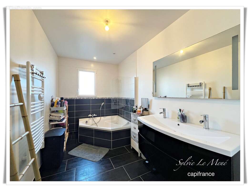 À vendre au Sourn, à proximité immédiate de Pontivy : découvrez cette spacieuse maison familiale de plus de 200 m² habitables - photo 14