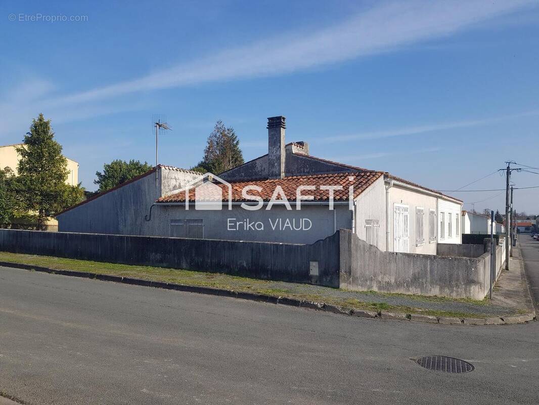 Photo 1 - Maison à SURGERES