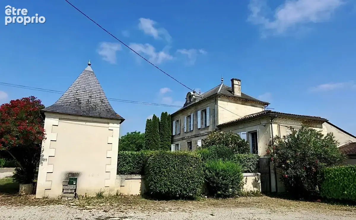 Propriété de caractère   Maison bourgeoise en pierre, dépendances et 2,5 hectares de terrain - photo 4