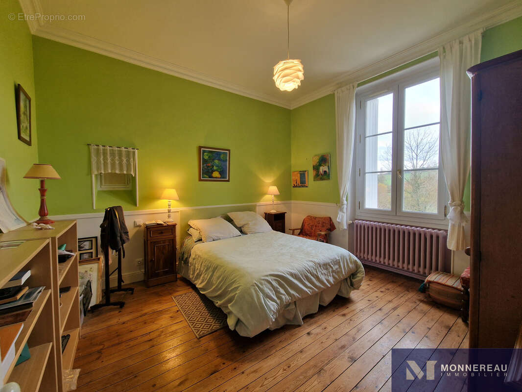 Maison à MONTMOREAU-SAINT-CYBARD