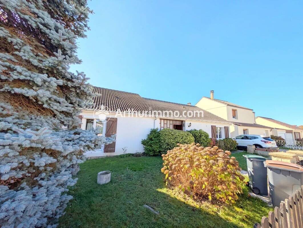 Maison à SAVIGNY-LE-TEMPLE