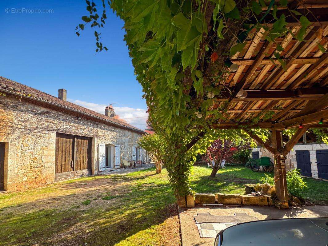 Maison à ANTONNE-ET-TRIGONANT