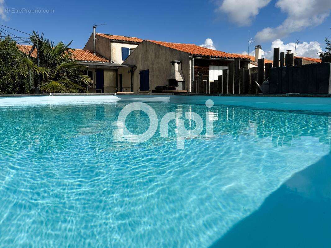 Maison à SAINT-LAURENT-DE-LA-PREE
