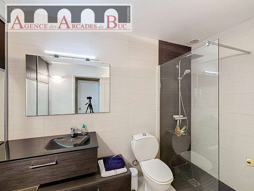 Salle d&#039;eau. - Maison à BUC