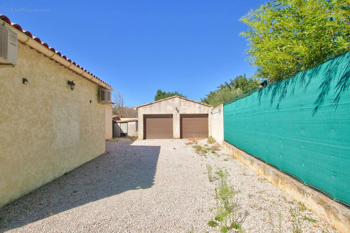 Maison de plain pied T4 de 92 m² sur 1000 m² de terrain avec 2 garages et dépendances à TAVERNES 83670 - photo 11
