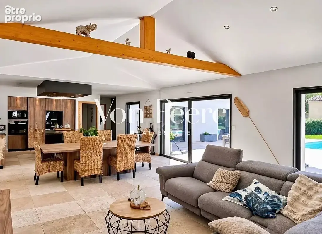 A Mollégès : A vendre maison contemporaine de plain-pied, 5 chambres avec jardin et piscine - photo 3