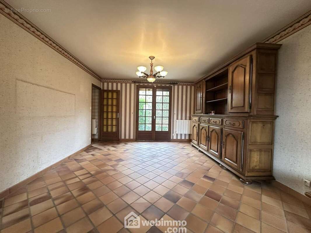 La salle à manger pour y recevoir vos convives - Maison à LAON