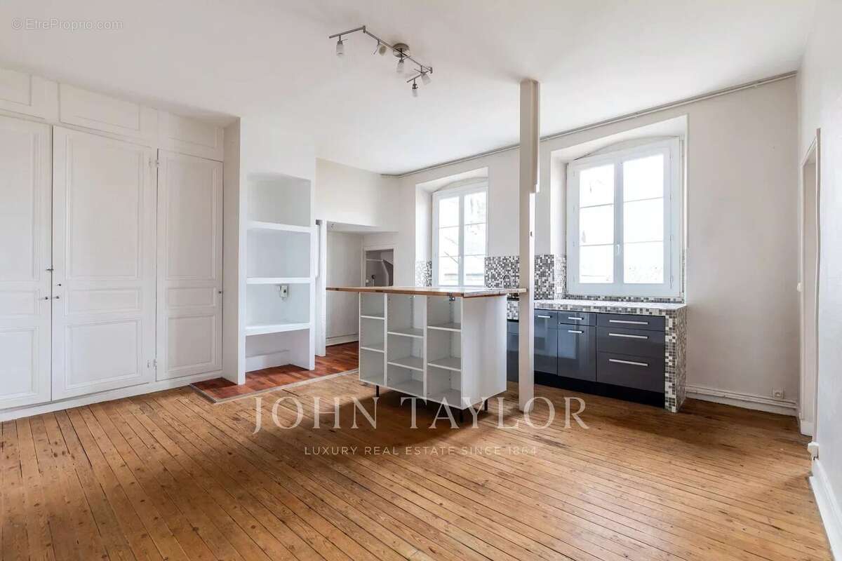 Appartement à rénover aux volumes généreux - Chartrons - John Taylor Bordeaux - photo 2