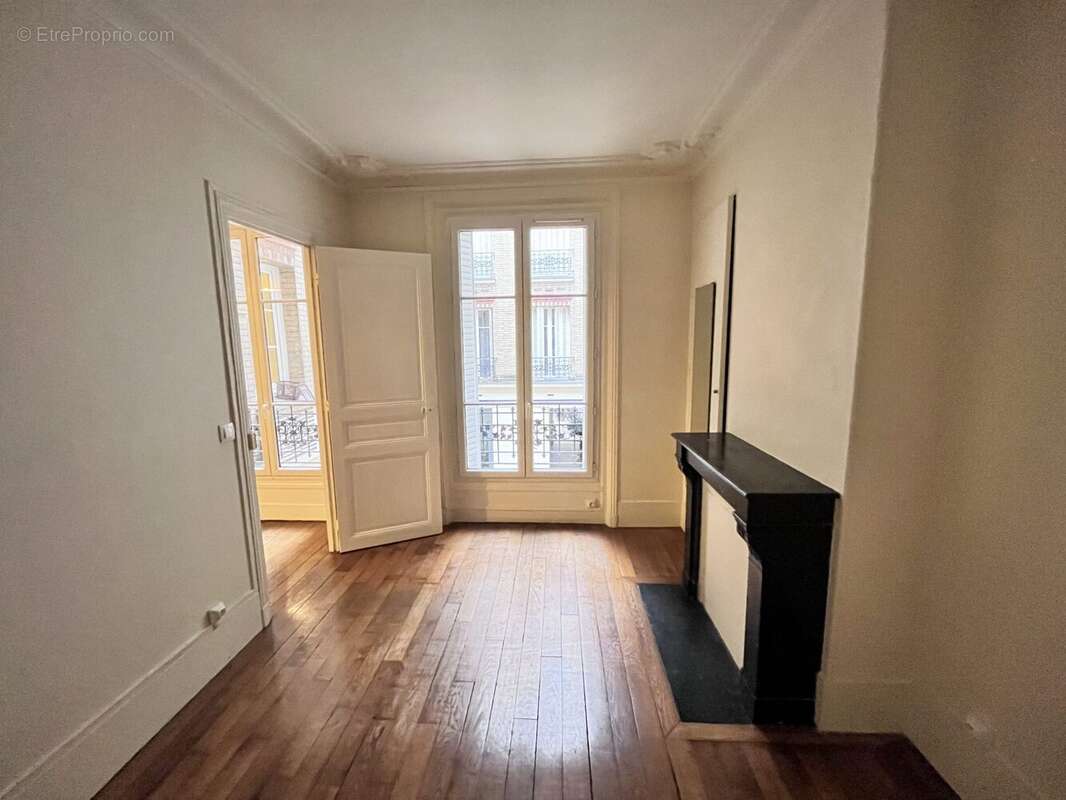 Chambre - Appartement à PARIS-11E