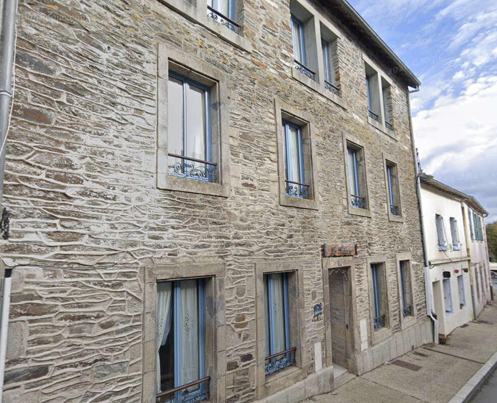 Appartement à CHATEAUNEUF-DU-FAOU
