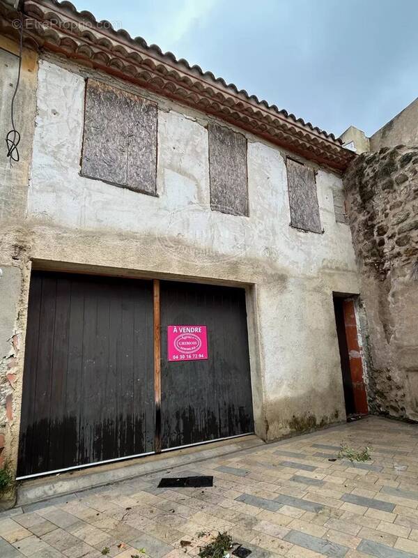 Parking à LEZIGNAN-CORBIERES