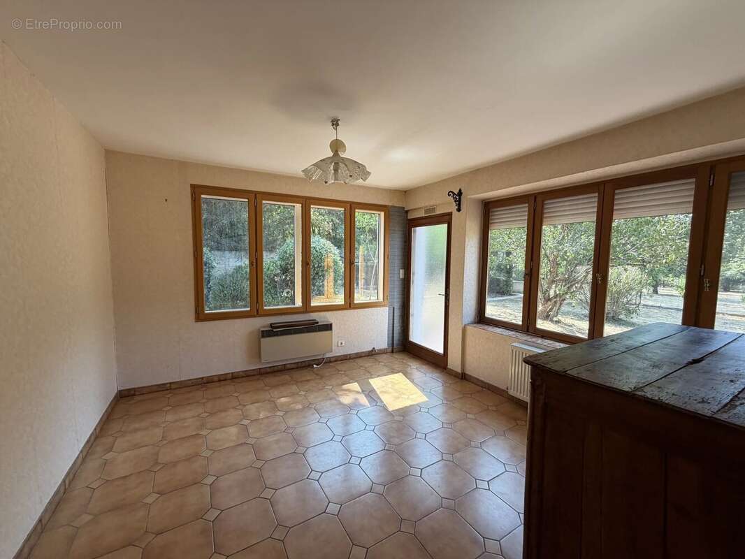 À 10 min d'Auxerre - Maison familiale de 158 m² dans un bourg avec commerces - photo 8