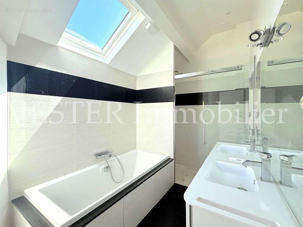 Maison renovee avec piscine - centre village - photo 13