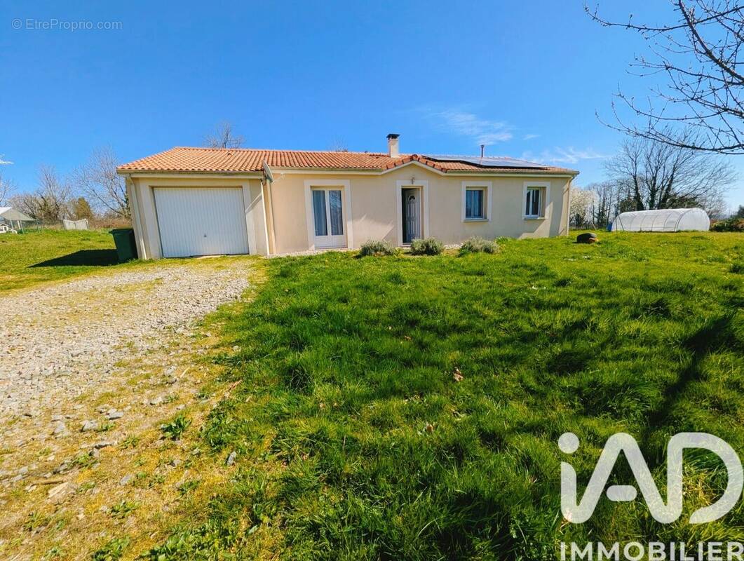 Photo 1 - Maison à LA JONCHERE-SAINT-MAURICE