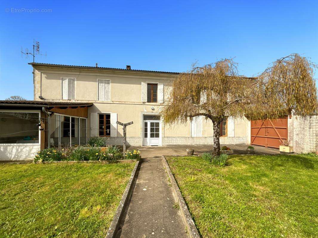 Maison à JARNAC-CHAMPAGNE