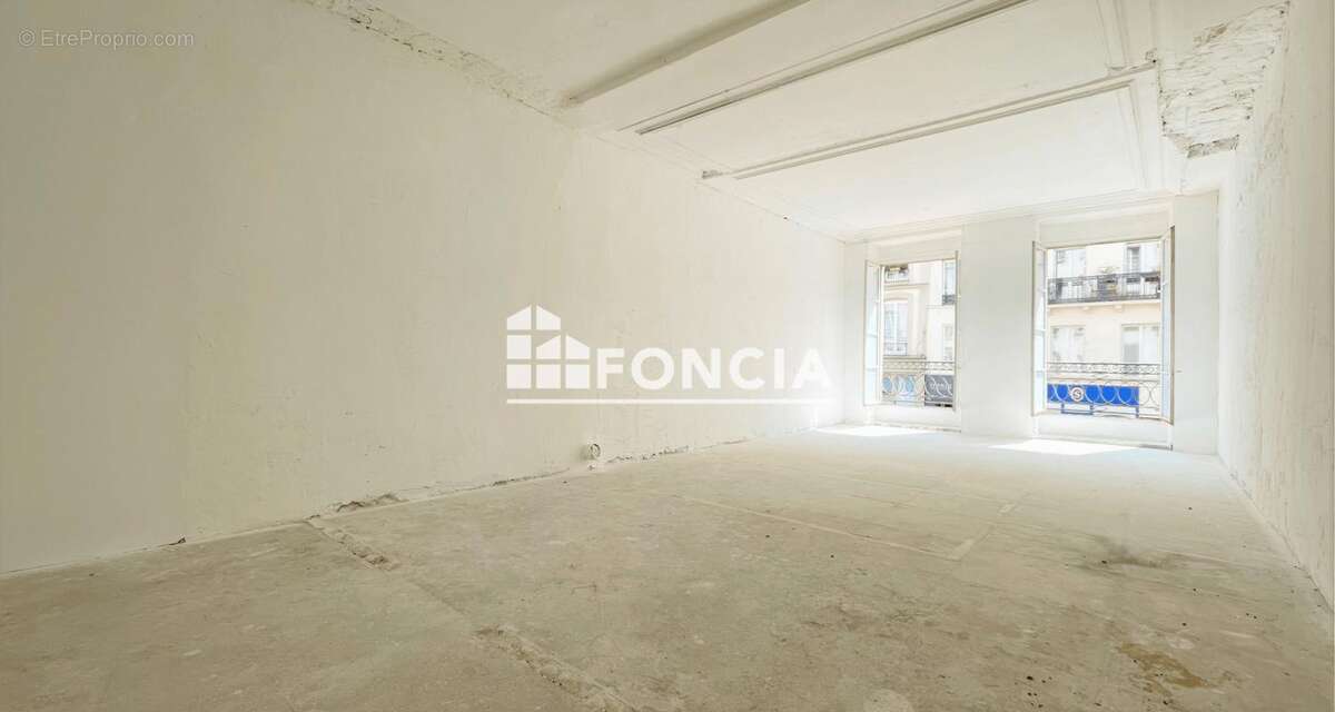 Paris iii – reaumur-sebastopol / rue saint martin – appartement traversant et lumineux avec belle hauteur sous plafond 3m - photo 2