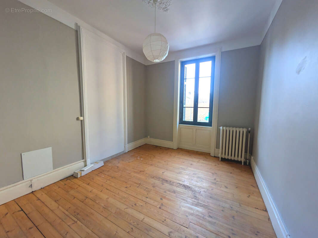 Proche du centre de FEURS, Appartement de 125m2 à vendre. - photo 2