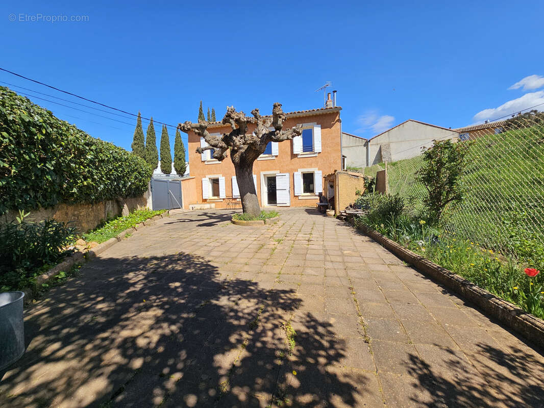 Apt en Luberon, Belle bâtisse de 110m2 avec grande cour privative - photo 2