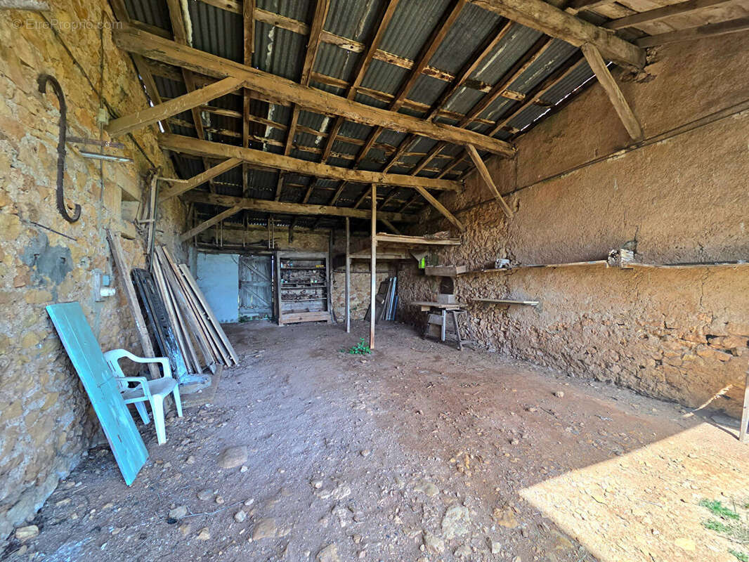 Corps de ferme en pierres avec une vue campagne sur son terrain de près de 2 400m² - photo 18