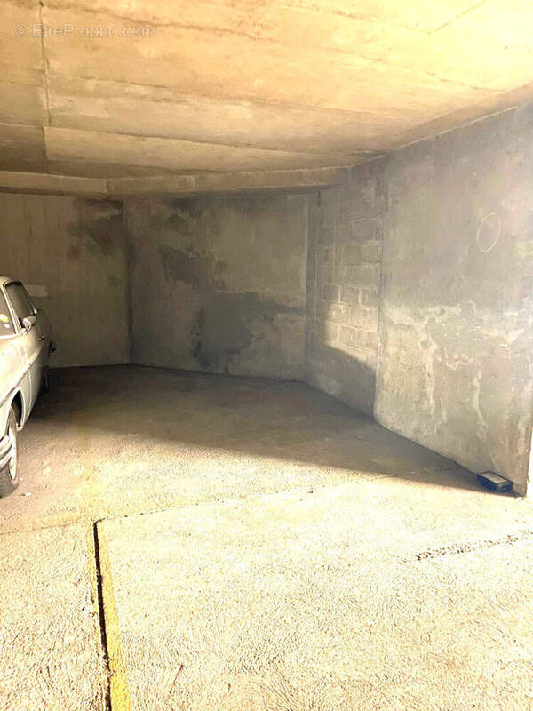 Parking à PARIS-11E