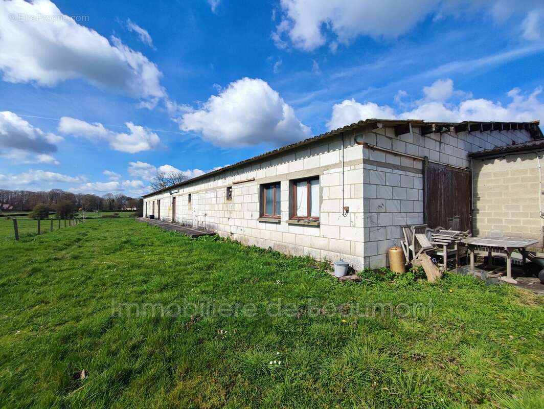 Parking à BEAUMONT-LE-ROGER