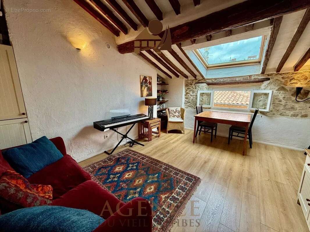 Antibes 2P 38.90m2 vieil ville dernière étage - photo 3