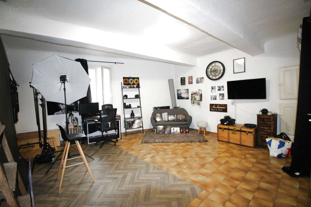 Appartement à MEOUNES-LES-MONTRIEUX