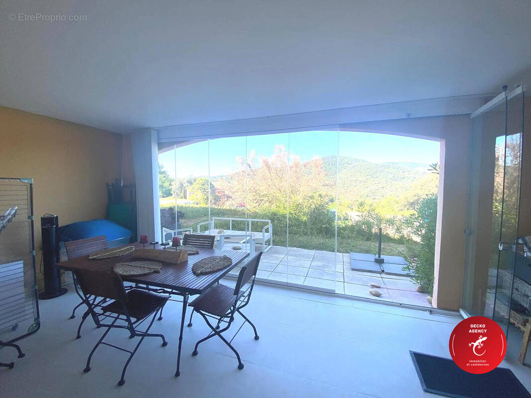 Appartement à ROQUEBRUNE-SUR-ARGENS