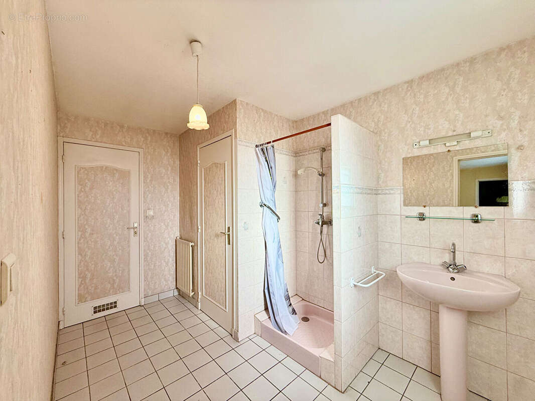 Malemort, maison 5 pièces 3 chambres 105m2 avec distribution de plain-pied sur 562m2 de terrain ! - photo 15