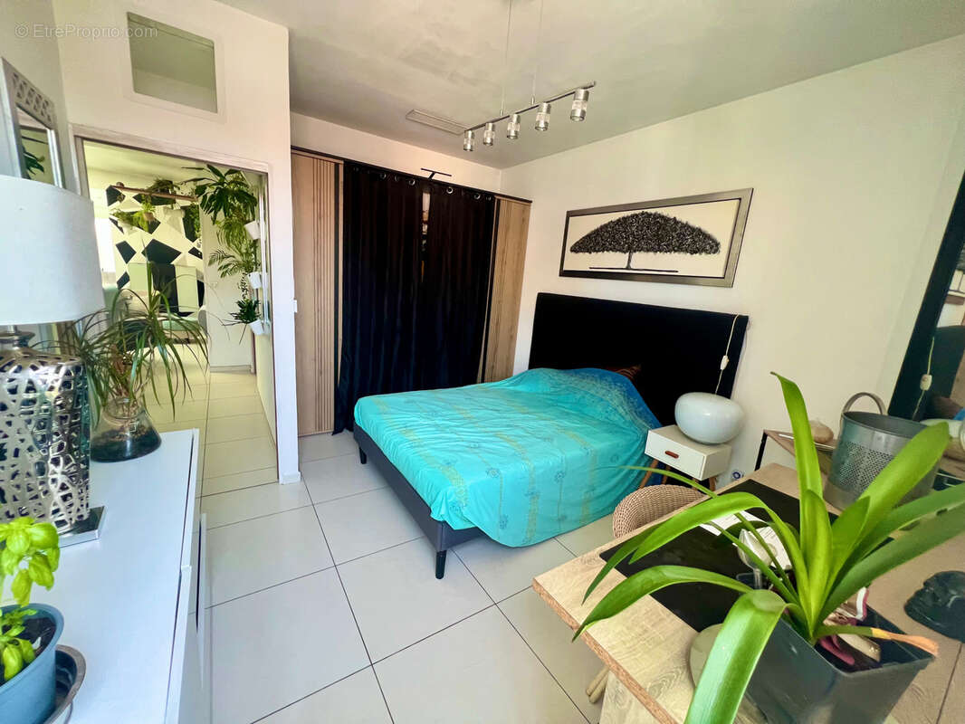 Rare ! villa  t5  de 258 m2  jardin 200 m2 piscine 3 parkings rare 2700€/m2 - photo 4
