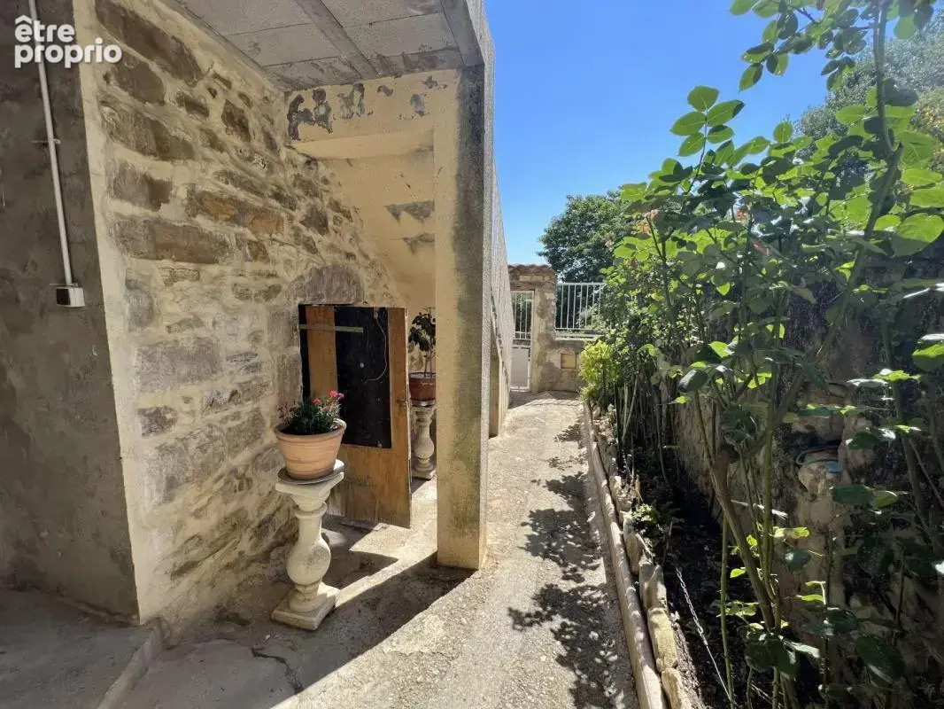 Proche Barjac, coeur de village, deux habitations - photo 1
