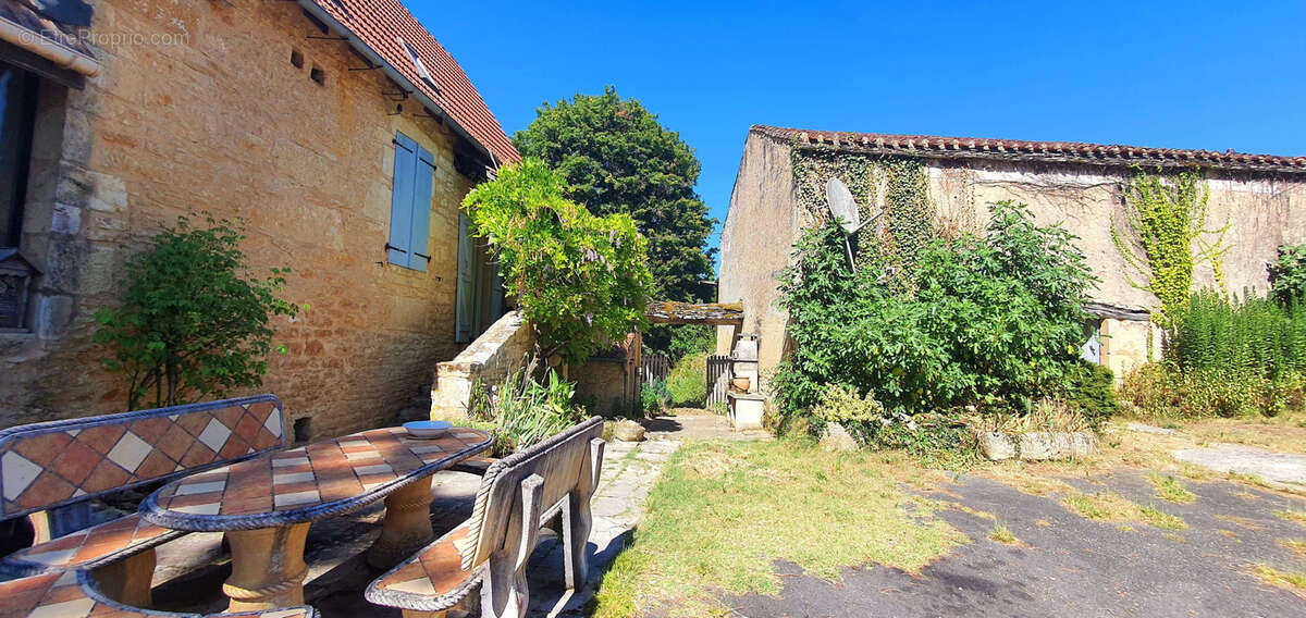 Maison à BLANQUEFORT-SUR-BRIOLANCE