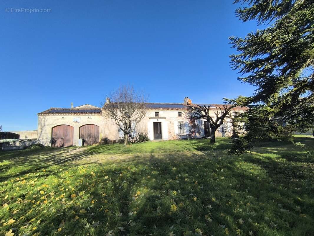 Appartement 250 m² à Merignac  - photo 44