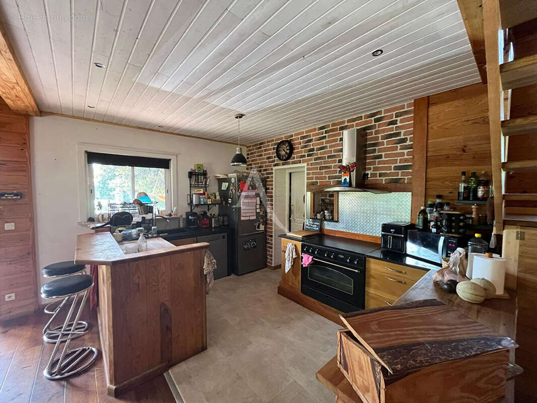 Grande maison familiale de 185m² avec studio indépendant sur plus de 2300m² de terrain ! - photo 4