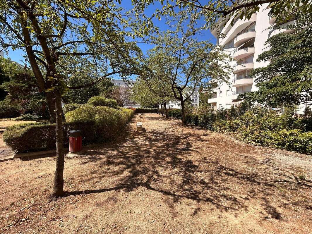   - Appartement à LYON-8E