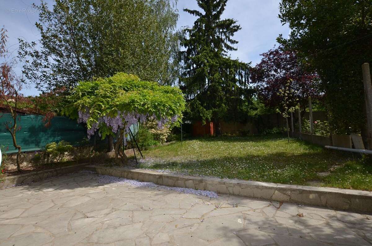 Maison à SAINTE-GENEVIEVE-DES-BOIS