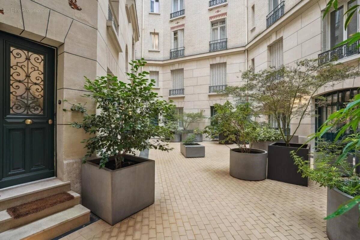 Appartement à PARIS-16E