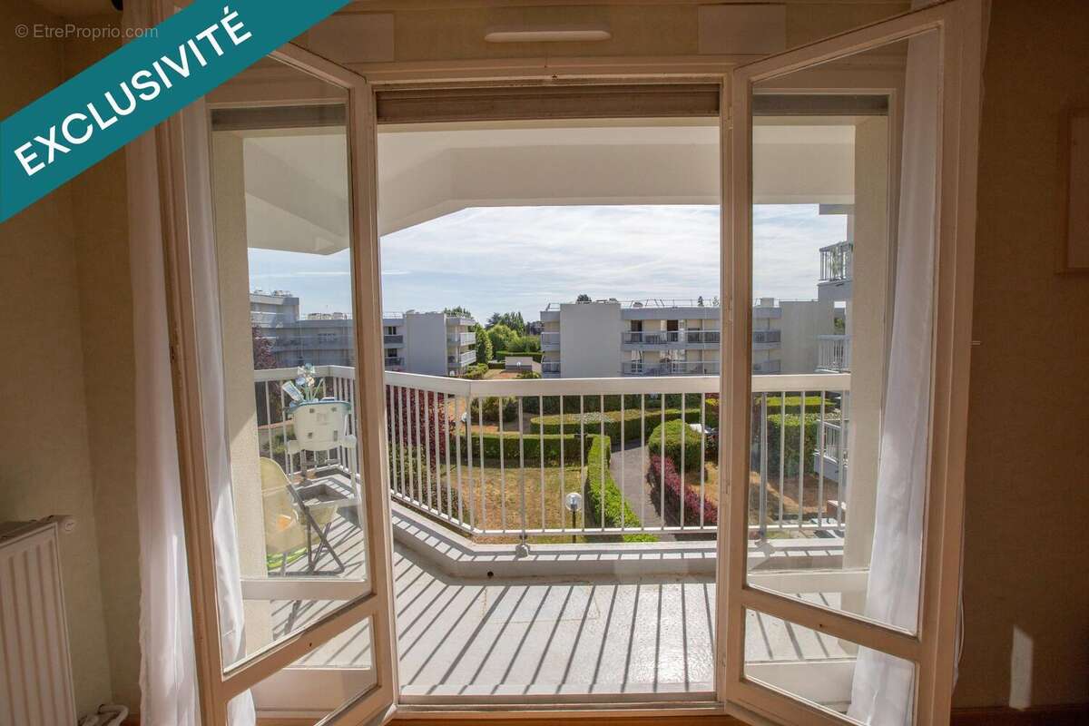 Appartement 72 m² à Le Mesnil-Saint-Denis  - photo 2