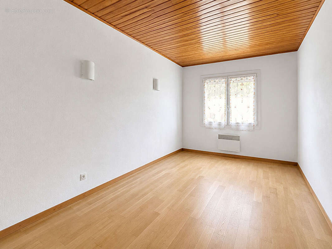 Maison familiale avec jardin 5 chambres - Plain-pied - Sainte-Soulle - photo 11