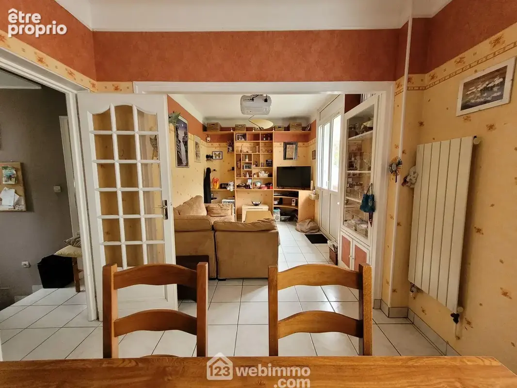 Vue de la salle-à-manger et du séjour qui mène au jardin