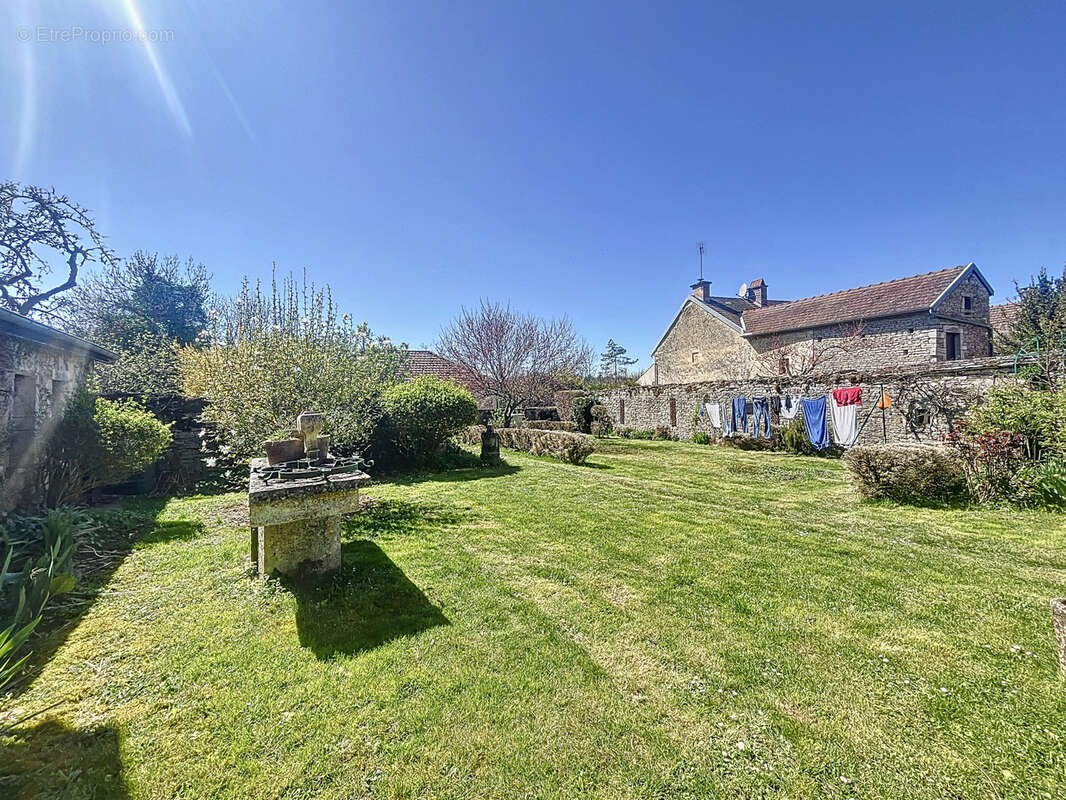 Maison à GRANCEY-LE-CHATEAU-NEUVELLE