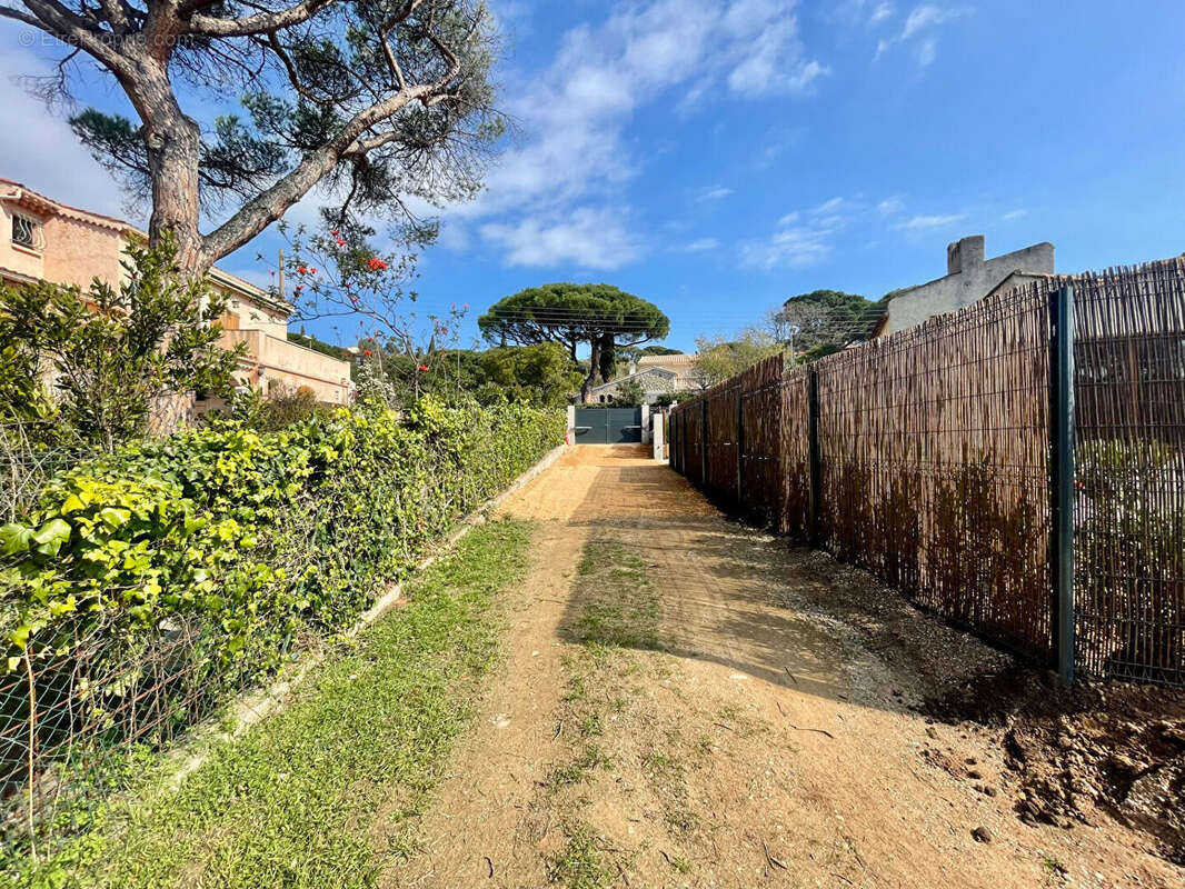 Terrain à LES ISSAMBRES