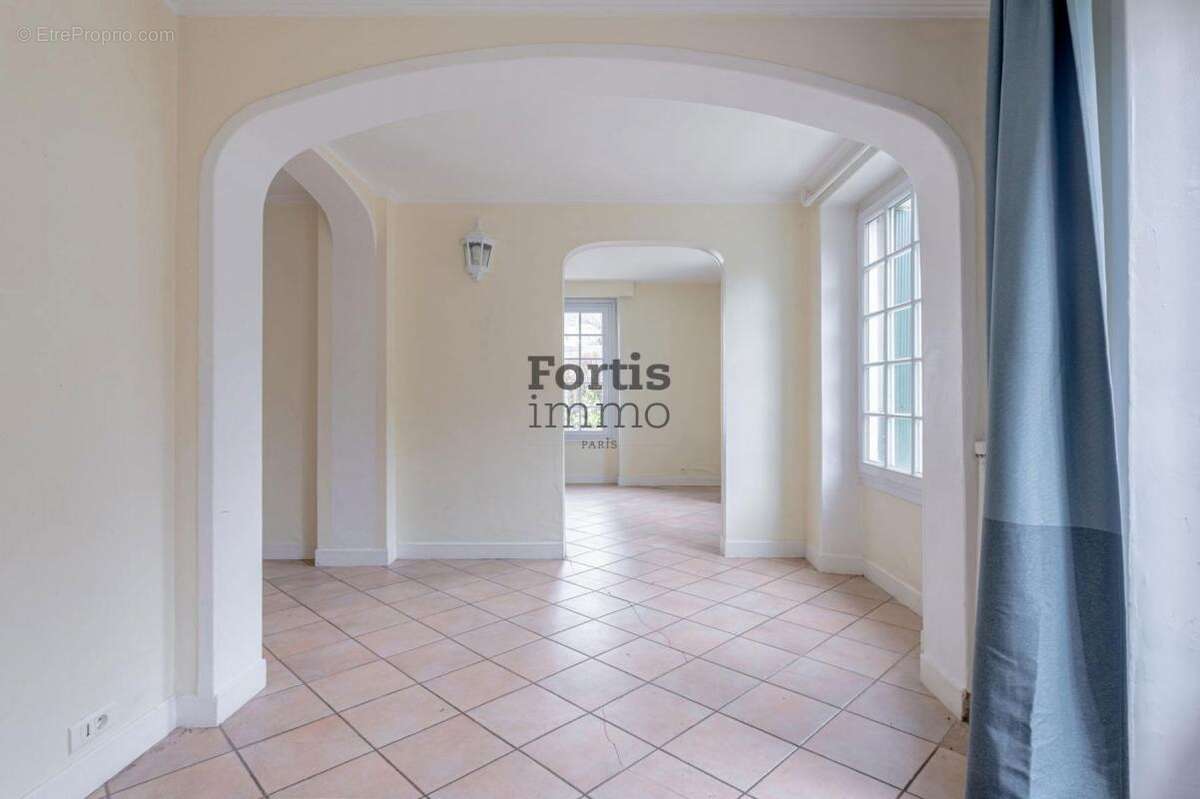 Maison à LE MESNIL-LE-ROI