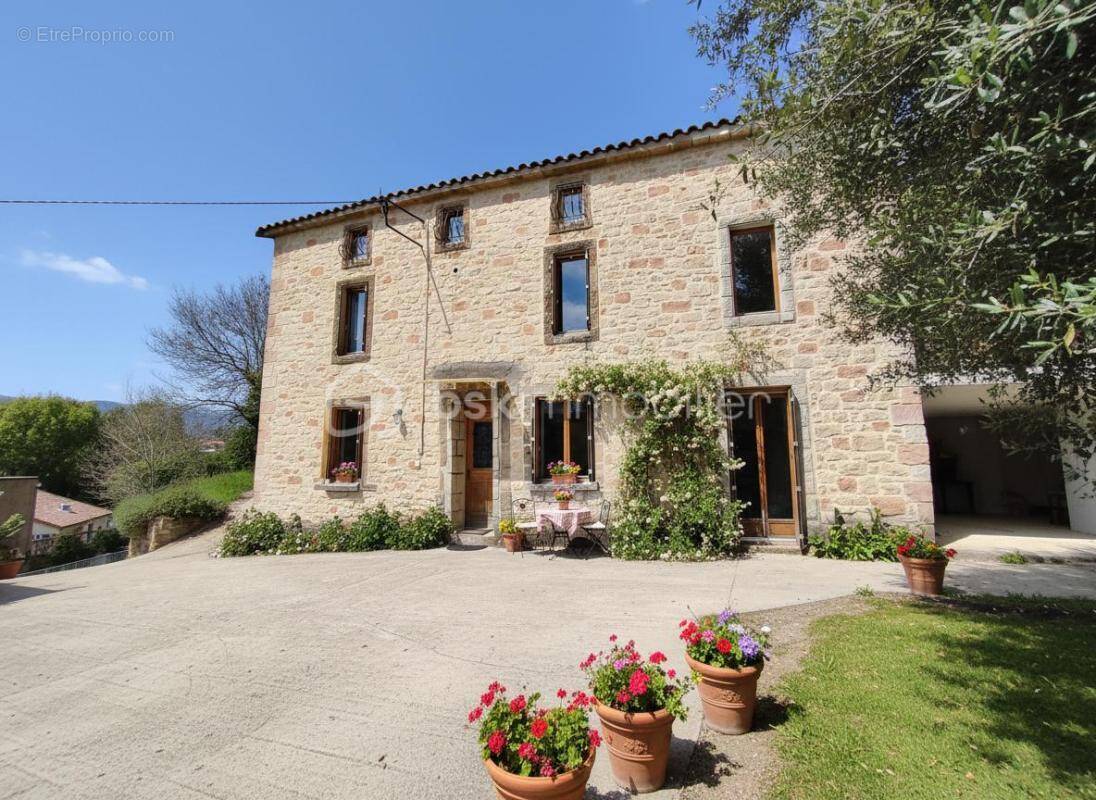 Appartement à LAMALOU-LES-BAINS