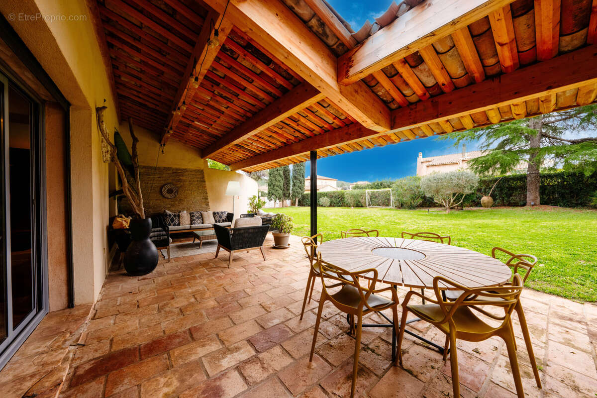 La seyne-sur-mer, janas, superbe villa d' architecte de 256 m2 sur terrain arbore de 3080 m2 - photo 12
