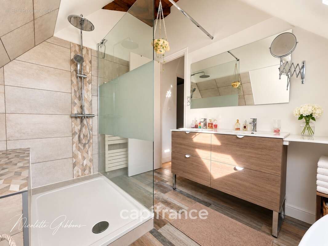Jolie maison en pierres avec petites dépendances - photo 20