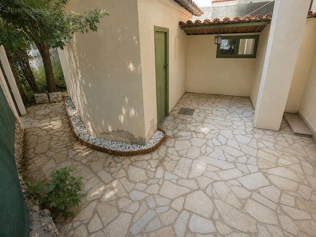 Maison divisée en deux appartements   Centre-ville de Vence - photo 6
