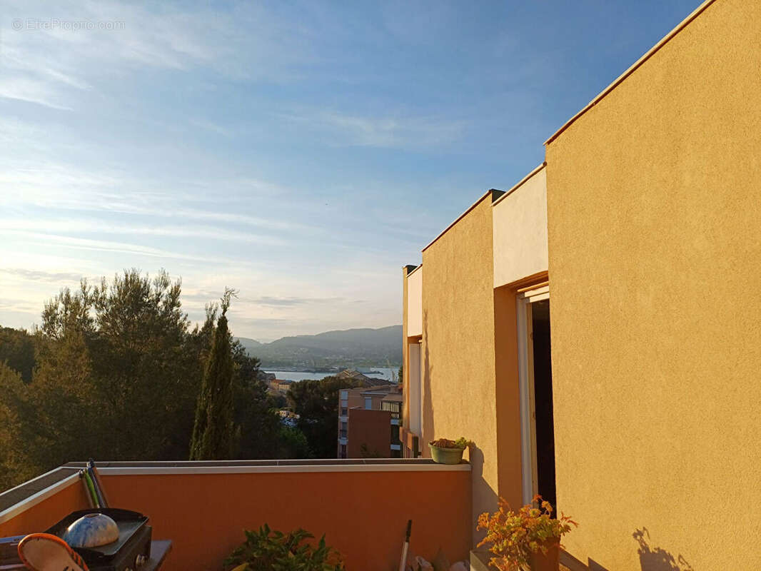** (83500) La Seyne SUD ** APPARTEMENT 3 Pièces ** Dernier Etage ** Grande Terrasses ** VUE Dégagée MER **3 pièce(s) 67 m2 - photo 4
